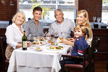 Portrait einer Familie im Restaurant