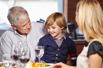 Opa und Enkel beim Mittagessen