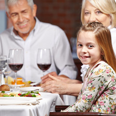 Großeltern mit Enkelin im Restaurant