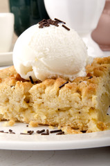 apple crumb cake with vanilla ice cream