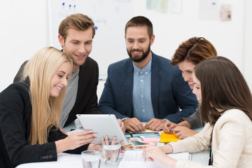 junges team schaut auf tablet