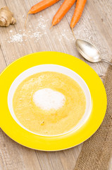 Karottensuppe im Hochformat