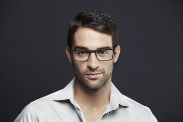 Obraz premium Portrait of mid adult man wearing glasses