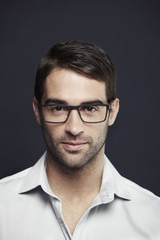 Obraz premium Portrait of mid adult man wearing glasses
