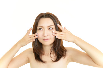 Fototapeta premium フェイシャルケアをする女性