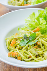 Spaghetti pesto sauce