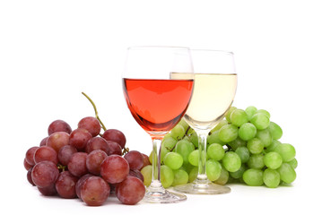 Glasses of wine and ripe grapes