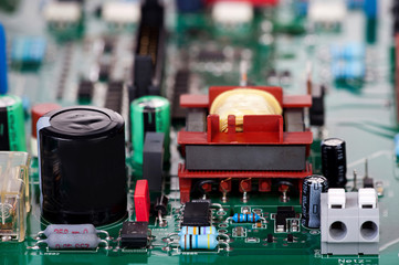 Zahlreiche Bauteile auf einer Platine