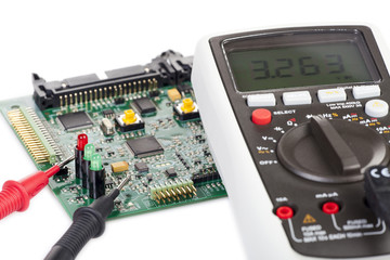 Fototapeta premium Digital Multimeter und Platine