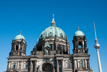 Fototapeta na wymiar Katedra w Berlinie i TV Tower