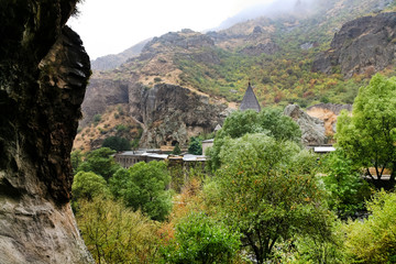 Fototapeta na wymiar widok na Klasztor Gerard z urwiska w Armenii