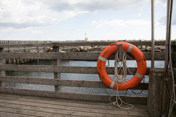 Rettungsring im Hafen