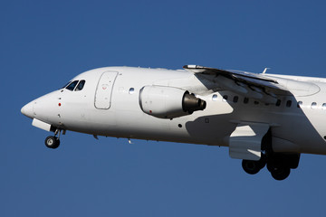 Fototapeta na wymiar Avro RJ100 au décollage