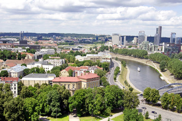 Fototapeta na wymiar Wilno, Litwa. Widok z góry na stare miasto i nowoczesny