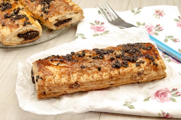 Pastel de hojaldre relleno de chocolate