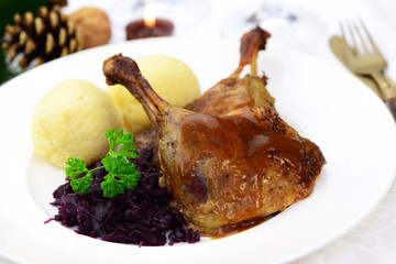 Gänsekeule mit  Rotkohl und Knödeln
