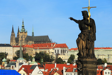 Obraz premium Autumn Prague gothic Castle from Charles Bridge, Czech Republic