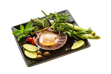 Scallop with asparagus, lime, mint and rosemary