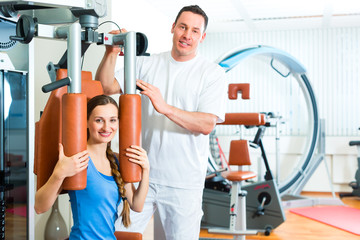 Patientin bei der Physiotherapie