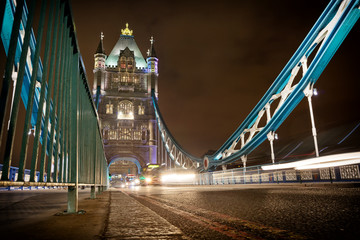 Fototapeta na wymiar Ruch na Tower Bridge