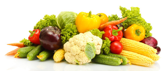 Légumes frais isolés sur blanc