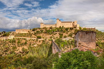 Fototapeta na wymiar antyczne Acqueduct i zamek w Sploleto, Włochy