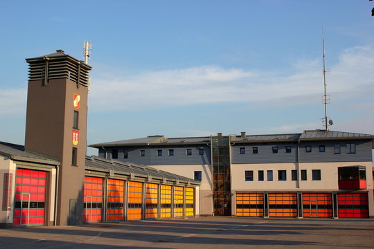 Feuerwehrhaus von Voitsberg mit bunten Garagentoren