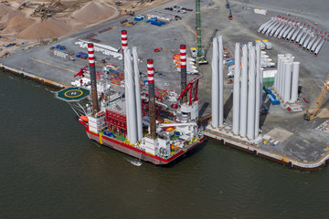Fototapeta na wymiar Załadunku statków morskich windturbines