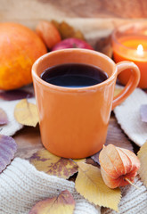 Obraz na płótnie Canvas Orange coffee cup on the autumn fall leaves