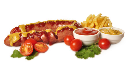 Salchicha con patatas fritas y salsas