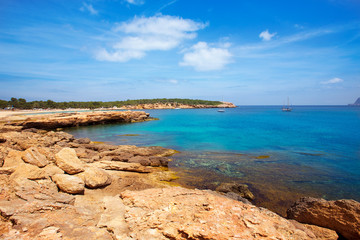 Fototapeta na wymiar Ibiza Cala Bassa plaża z turkusowym Morzu Śródziemnym