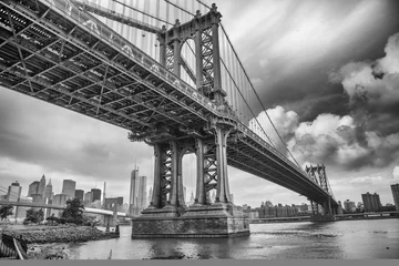 Photo sur Plexiglas Brooklyn Bridge Le pont de Manhattan, New York. Grand angle impressionnant vers le haut vi