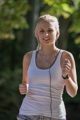 Mädchen joggt im Park