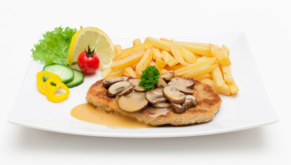 Schnitzel mit frischen Champignons und Pommes