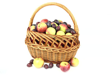 The apples and plum in the basket