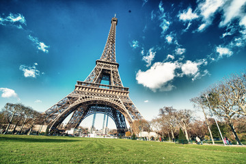 Paris, France. Magnifique vue sur la Tour Eiffel avec jardins et co