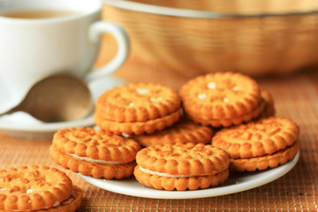 Fototapeta na wymiar Cookies i herbatę na śniadanie