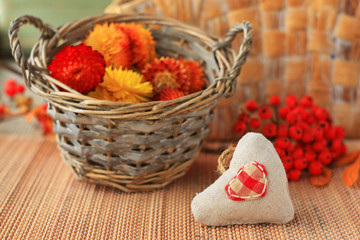 Сердце из ткани, ягоды рябины и засушенные цветы