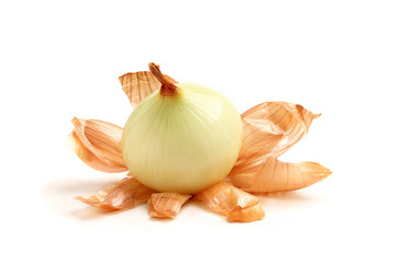 Peeled onions with husk. © osoznaniejizni