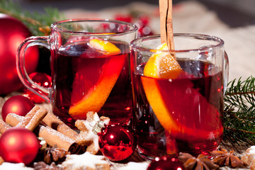 heisser aromatischer glühwein punsch mit orangen und zimt