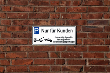 Fototapeta na wymiar Kundenparkplatz