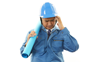 疲れた表情の作業員