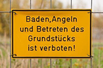 Fototapeta premium Baden Angeln und Betreten des Grundstücks ist verboten