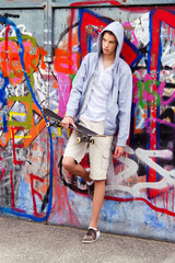 Cool blickender Jugendlicher Mann vor Graffiti