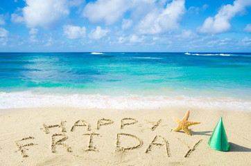 Naklejka premium Znak „Happy Friday” na piaszczystej plaży