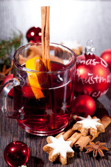 heisser aromatischer glühwein punsch mit orangen und zimt