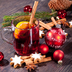 heisser aromatischer gl&uuml;hwein punsch mit orangen und zimt