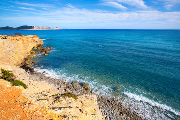 Fototapeta na wymiar Plaża Ibiza Sa Caleta w południowym San Jose na Balearach