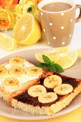 Obraz na płótnie Canvas Delicious toast with bananas on plate close-up