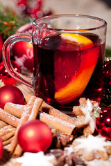 heisser aromatischer glühwein punsch mit orangen und zimt
